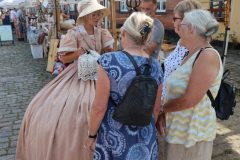 1800-talsborger-Lone-Larsen-i-dialog-med-gaester-f.-HH-scaled