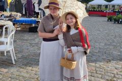 2-piger-shopper-paa-Torvet-foto-nt