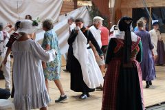 Dansen-gaar-over-gulvet-f.-HH-scaled