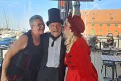 Letlevende-damer-kysser-anloeben-gentlemand-foto-SV-scaled