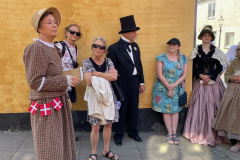Pauline-Worm-foraeller-tilhaerere-i-baggrund-foto-Kirsten-Moeller